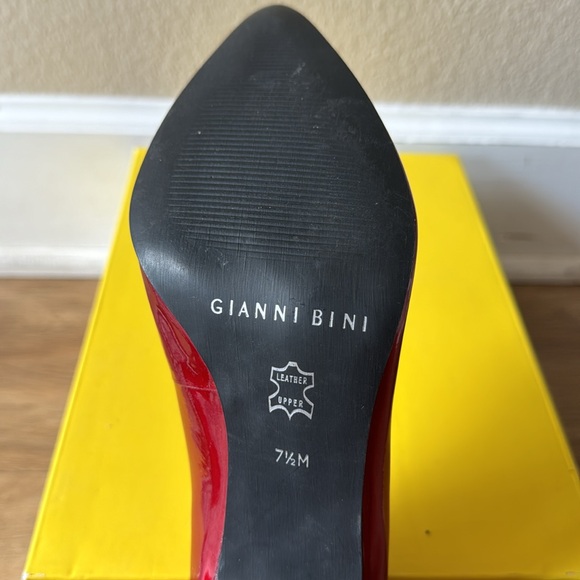 Ladies Red Shiny Leather 7 1/2 Pointy Toe Heels 👠 - Picture 3 of 5